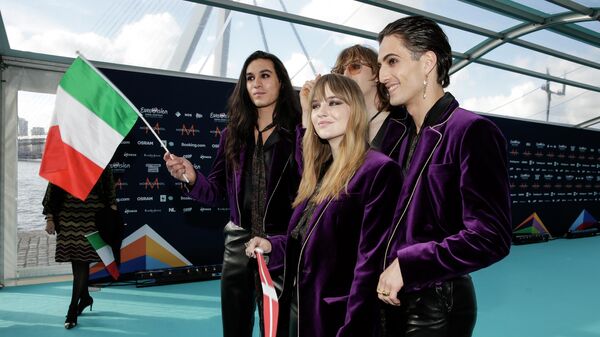 Участники группы Maneskin (Италия) на бирюзовой ковровой дорожке перед началом церемонии открытия конкурса песни Евровидение-2021