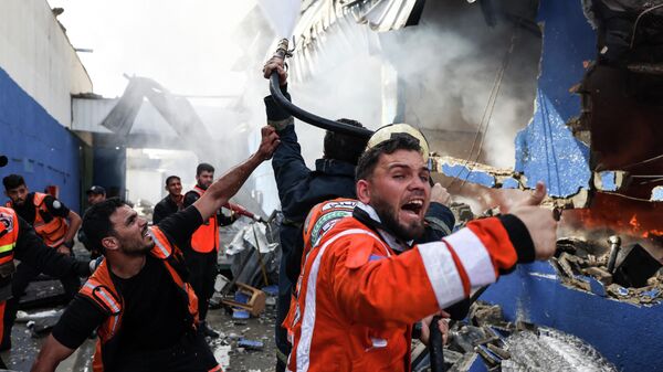 Пожарные тушат пожар на фабрике матрасов на севере сектора Газа