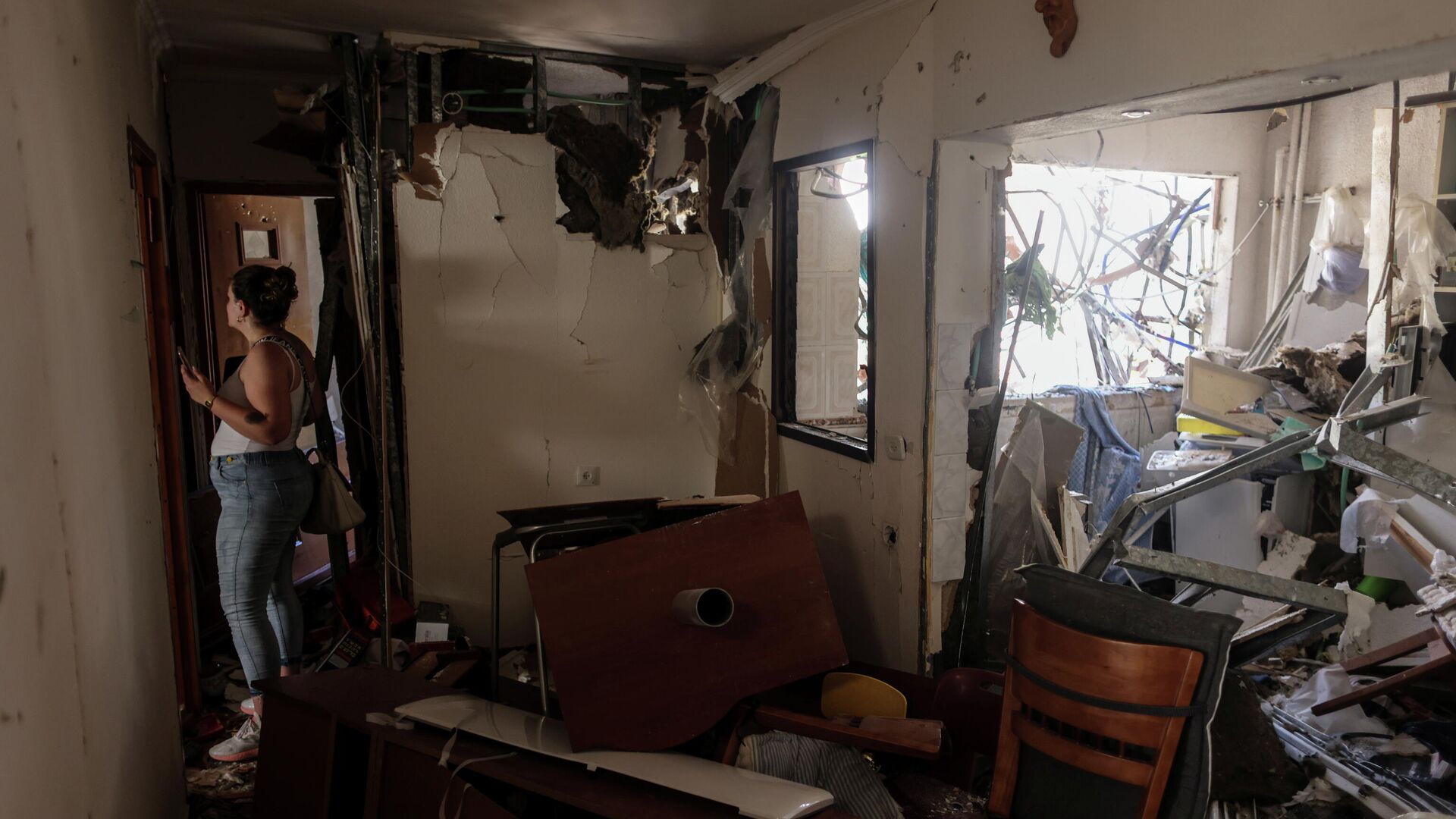 Последствия попадания ракеты, выпущенной из сектора Газа, в жилой дом в израильском Ашдоде - РИА Новости, 1920, 17.05.2021