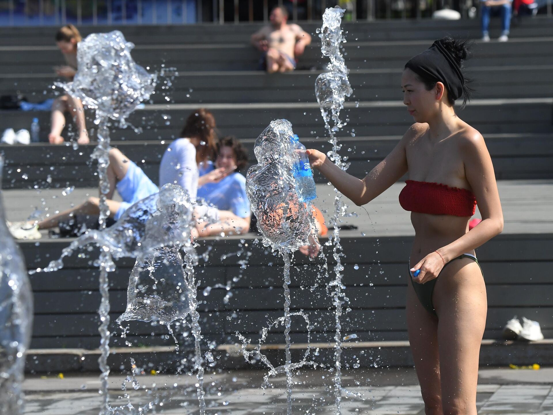 В жаркий летний день люди обеспокоены. Аномальная жара в Москве 2021. Жара лето в Москве 2021. Аномальная жара в Лондоне 2022. Аномальная жара в Москве летом 2021.