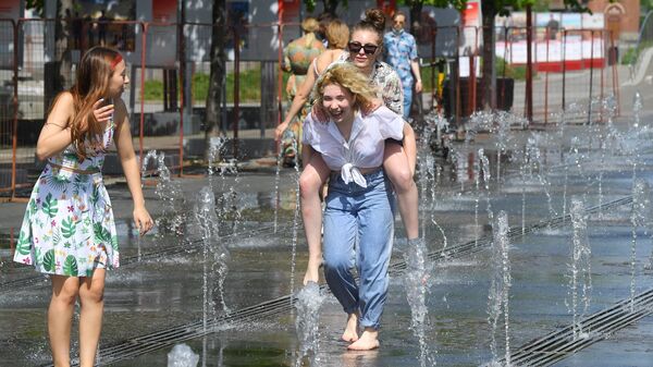 Девушки в парке Музеон в Москве