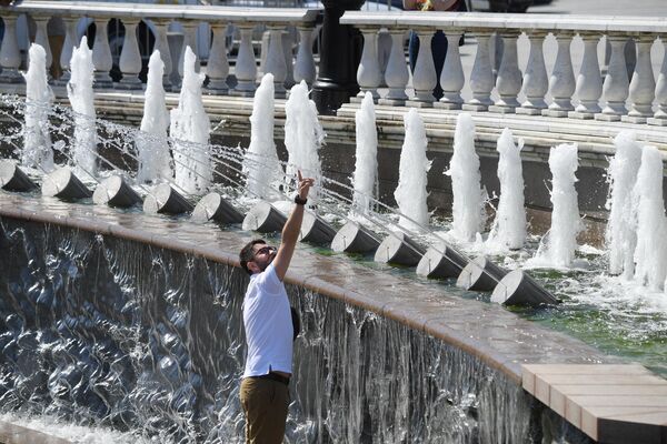 Мужчина у фонтана на Манежной площади в Москве
