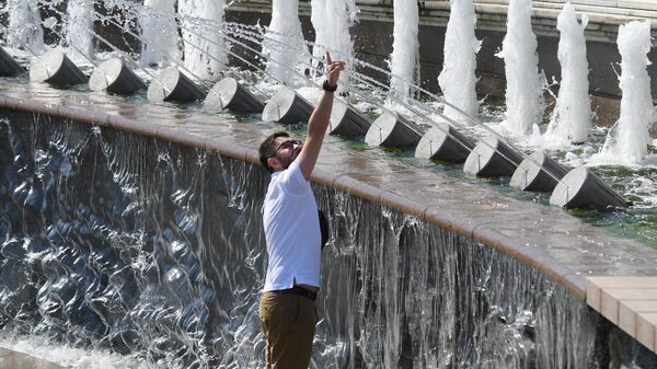 Мужчина у фонтана на Манежной площади в Москве