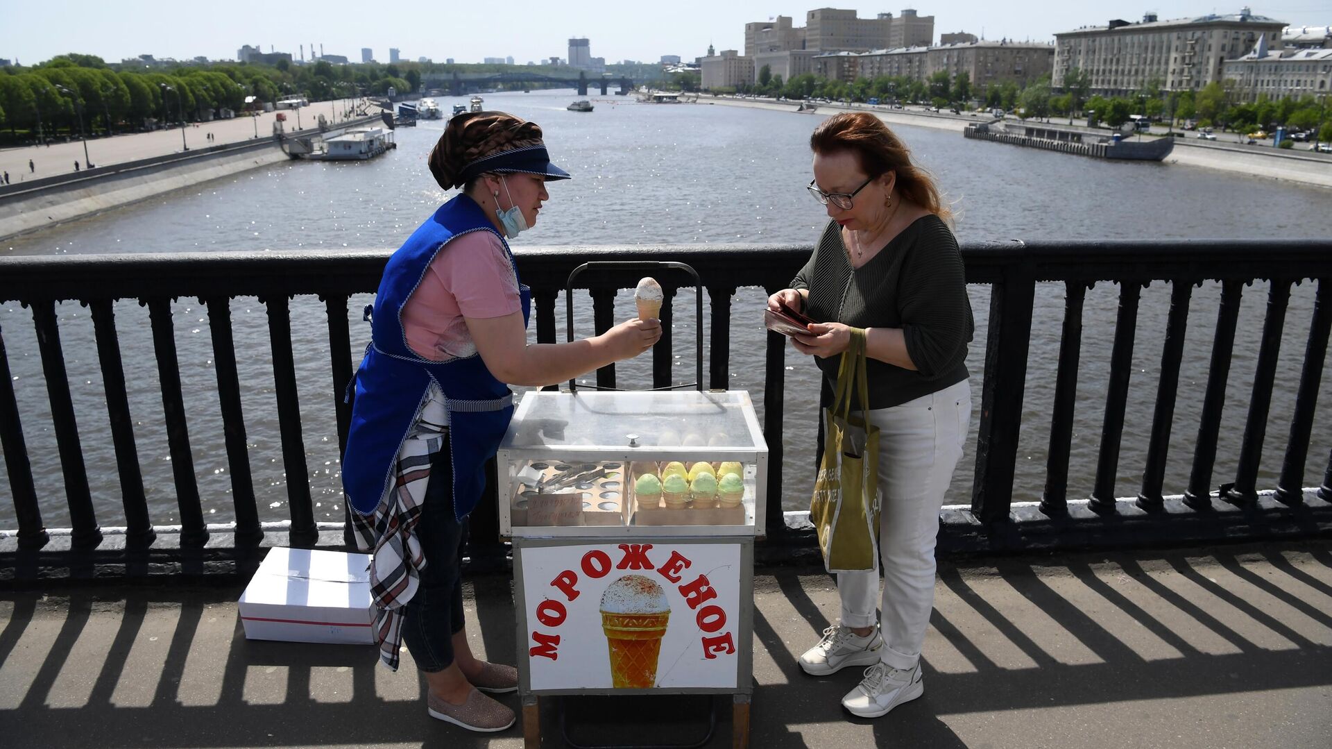 Женщина покупает мороженое на Крымском мосту в Москве - РИА Новости, 1920, 19.05.2021