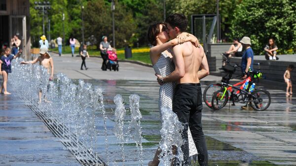 Молодые люди в парке Музеон в Москве