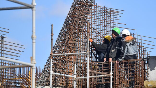 Строительство колеса обозрения Солнце Москвы на ВДНХ