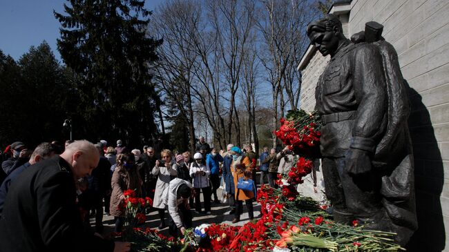 Возложение цветов к монументу Павшим во Второй мировой войне на Военном кладбище в Таллине. 2021 год