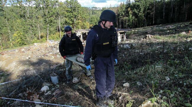 Сотрудники чешских правоохранительных органов на месте взрыва в Врбетице в 2014 году. Архивное фото