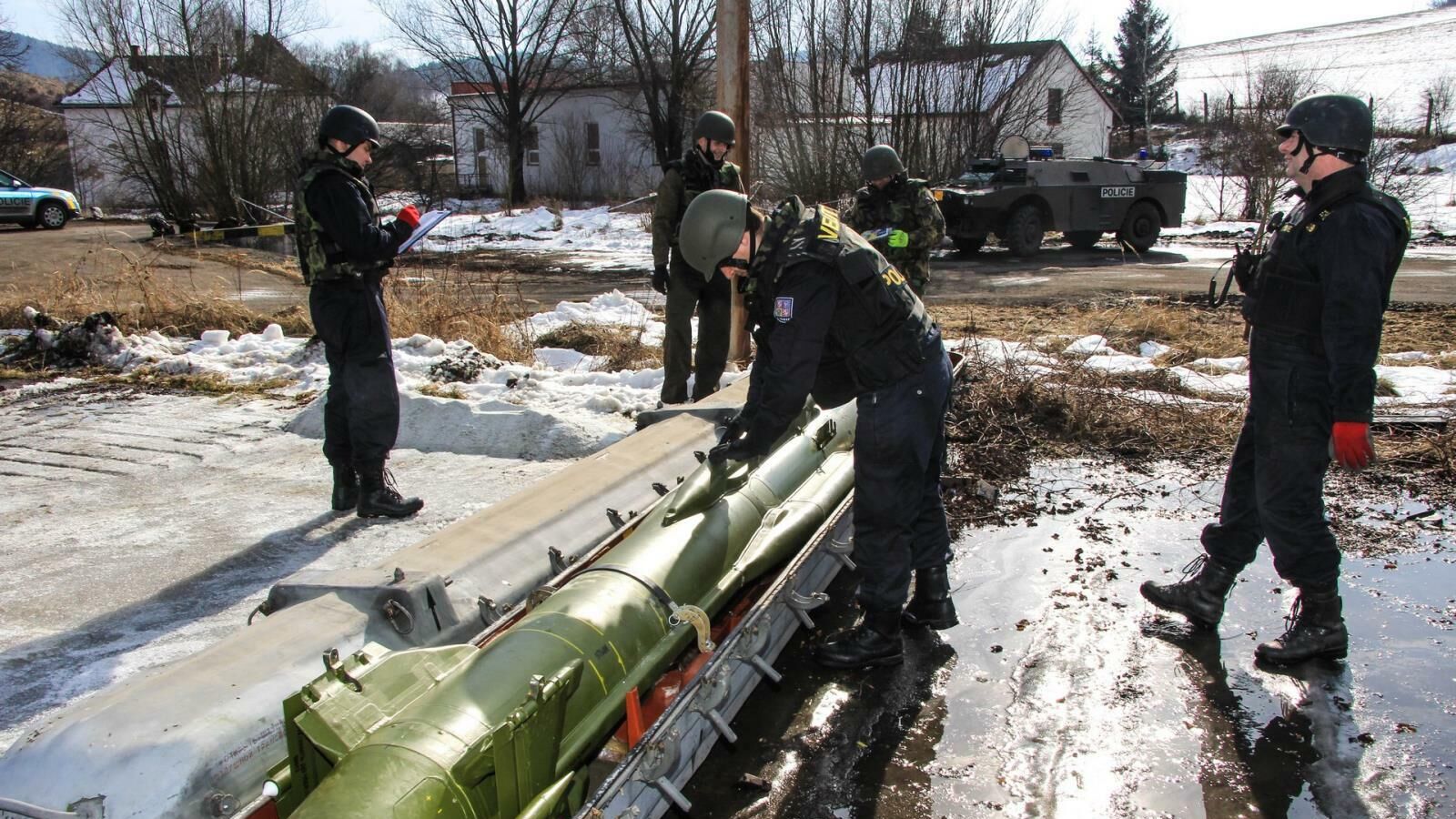 Сотрудники чешских правоохранительных органов на военном складе в Врбетице - РИА Новости, 1920, 01.07.2021