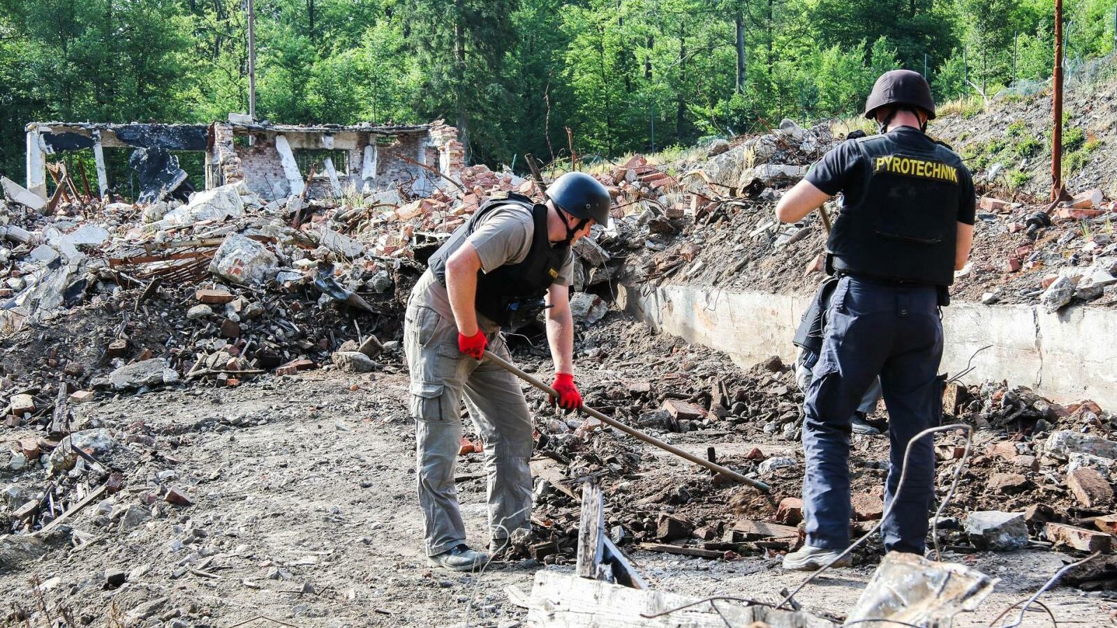 Сотрудники чешских правоохранительных органов на месте взрыва на военном складе в Врбетице - РИА Новости, 1920, 30.04.2024