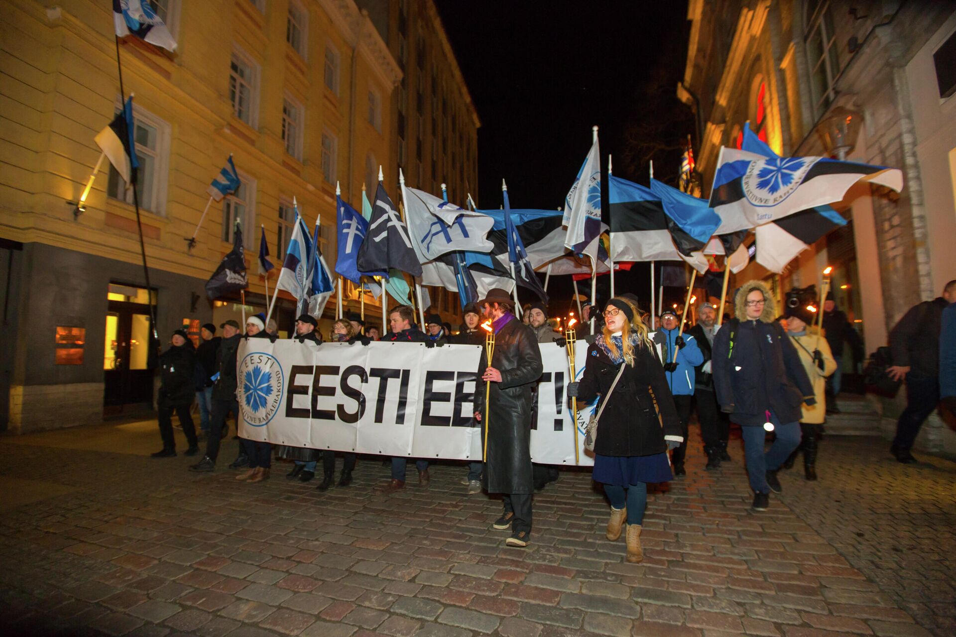 Люди держат плакат с надписью За Эстонию во время марша с факелами в честь Дня независимости, организованного партией  EKRE. 24 февраля 2020 года,  Таллин - РИА Новости, 1920, 17.05.2021