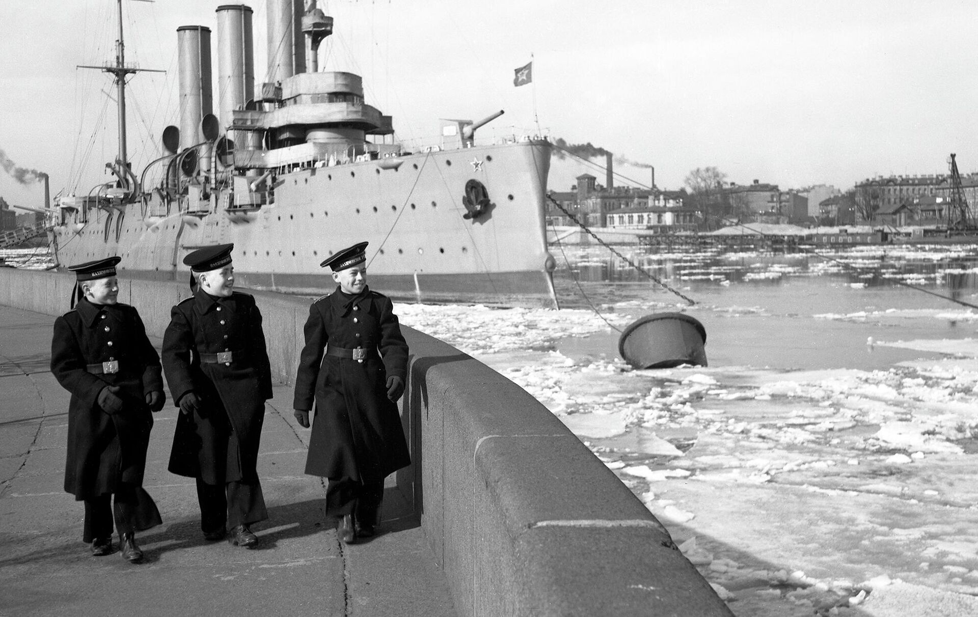 Курсанты Нахимовского военно-морского училища на Петроградской набережной у легендарного крейсера Аврора - РИА Новости, 1920, 17.05.2021