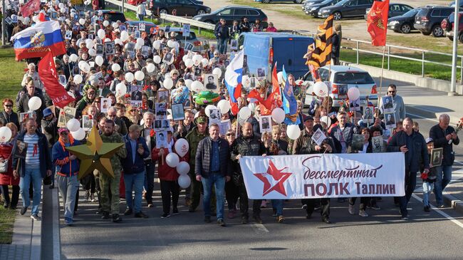 Участники во время акции Бессмертный полк в Таллинне