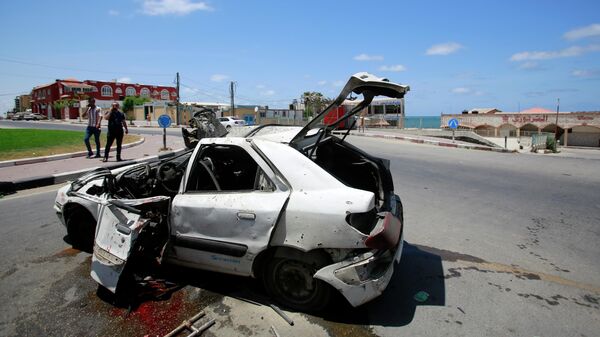 Автомобиль, пострадавший в результате обстрела на одной из улиц в секторе Газа