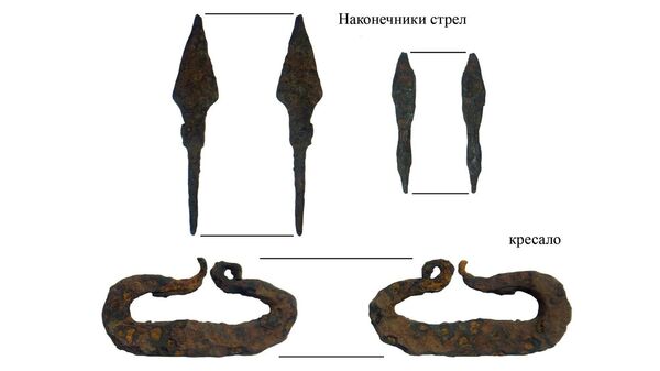 Два наконечника стрел и кресало, найденные археологами на Куликовом поле