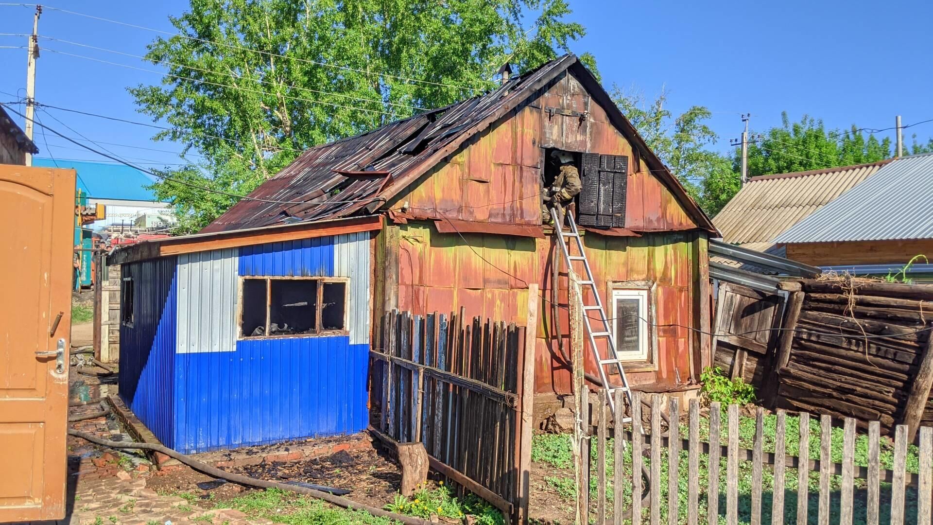 Пожар на улице Фруктовая в городе Бугуруслан - РИА Новости, 1920, 18.05.2021