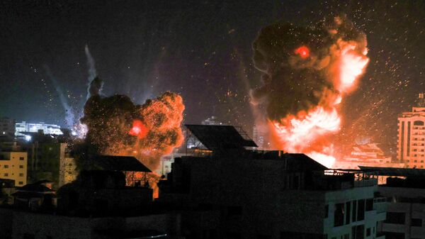 Взрывы в ночном небе над городом газа Газа, после израильского авиаудара
