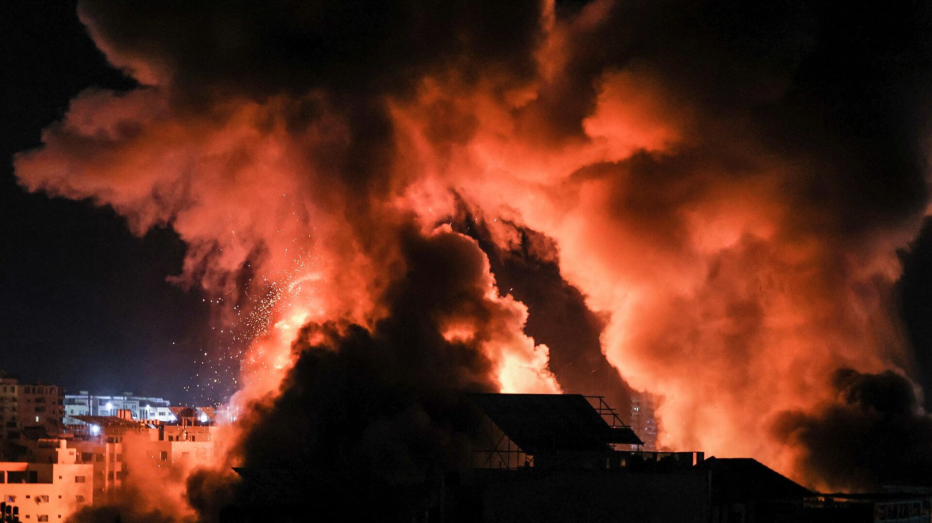 Взрывы в ночном небе над городом газа Газа, после израильского авиаудара - РИА Новости, 1920, 12.09.2021
