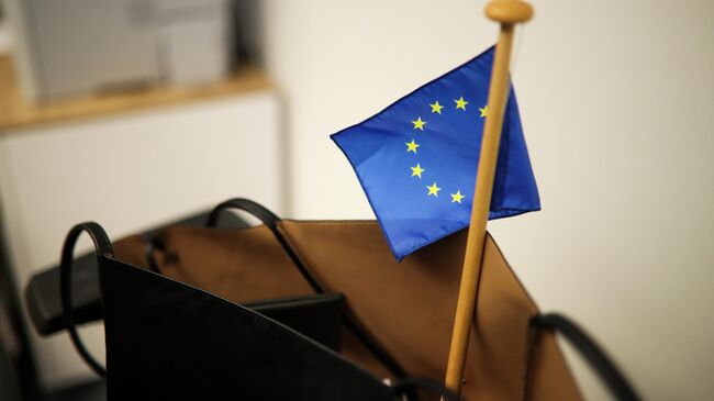 Сумка с флажком ЕС в здании Европейского парламента в брюсселе