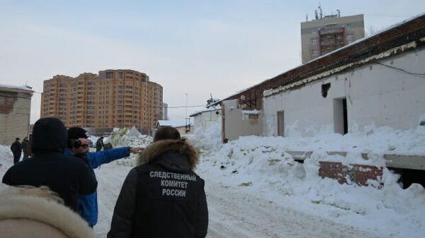 Обрушение крыши эксплуатируемой пристройки склада в новосибирском Академгородке зимой 2021 года