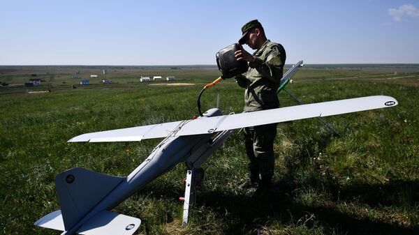 Военнослужащий заправляет топливом беспилотный летательный аппарат Орлан-10 на Чебаркульском полигоне в Челябинской области