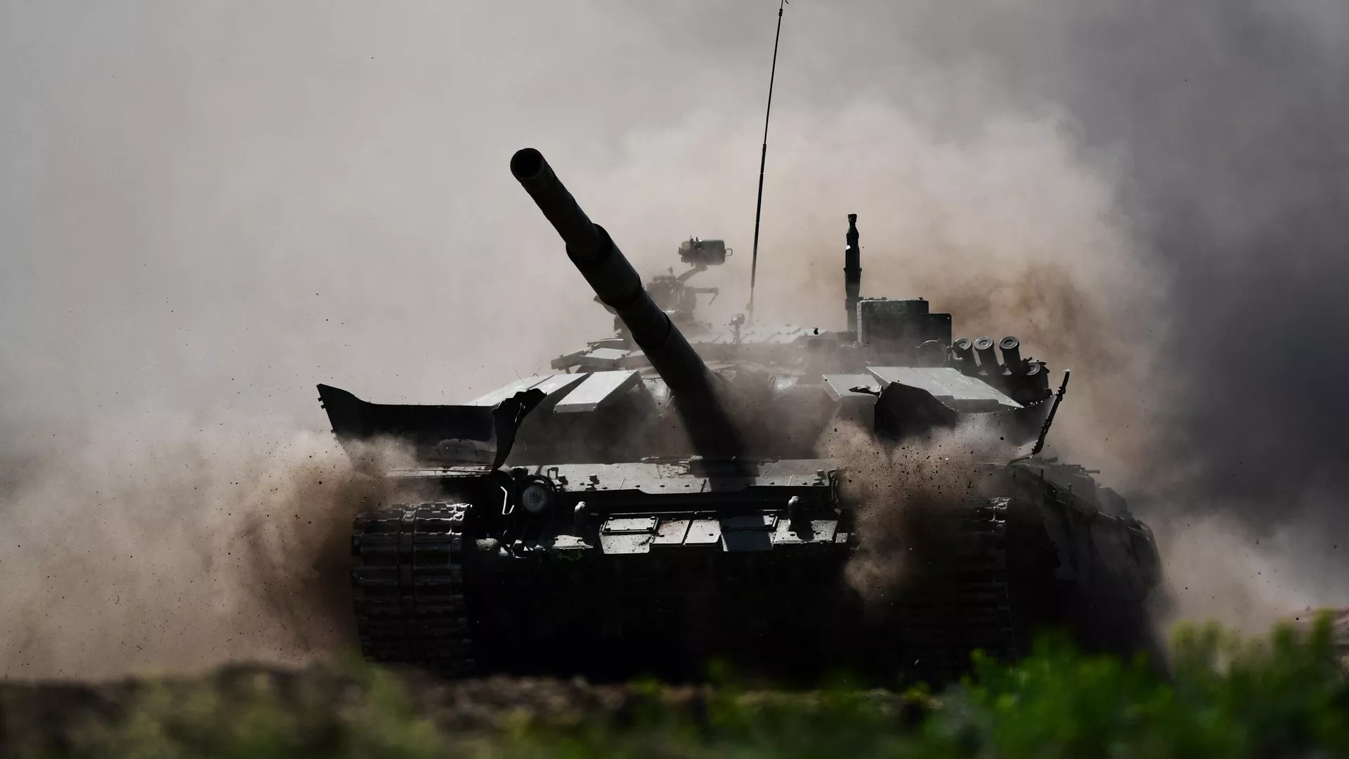 Танк Т-72Б3 во время прохождения этапа индивидуальной гонки с боевой стрельбой и преодолением маршрута с естественными и искусственными препятствиями в рамках всеармейского конкурса Танковый биатлон на Чебаркульском полигоне в Челябинской области - РИА Новости, 1920, 23.05.2021