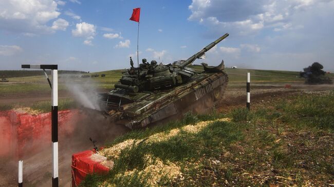 Танк Т-72Б3 во время прохождения этапа индивидуальной гонки с боевой стрельбой и преодолением маршрута с естественными и искусственными препятствиями в рамках всеармейского конкурса Танковый биатлон на Чебаркульском полигоне в Челябинской области