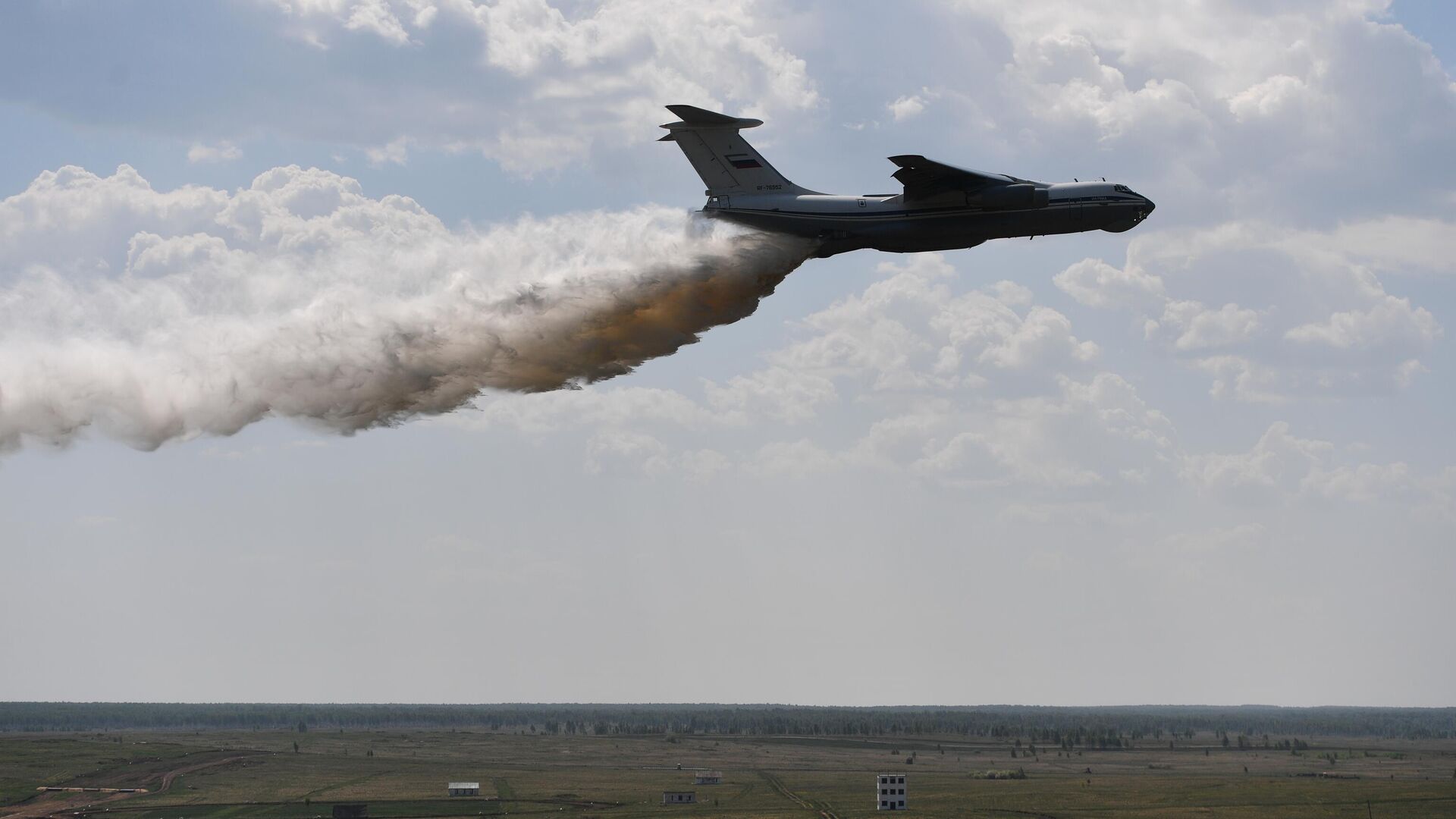 Тяжёлый военно-транспортный самолёт Ил-76ТД сбрасывает воду на полигон перед началом всеармейского конкурса Танковый биатлон на Чебаркульском полигоне в Челябинской области - РИА Новости, 1920, 05.08.2021