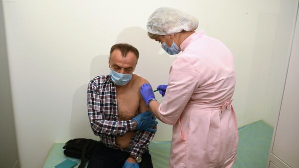 Мужчина вакцинируется от COVID-19 препаратом Sputnik V 
