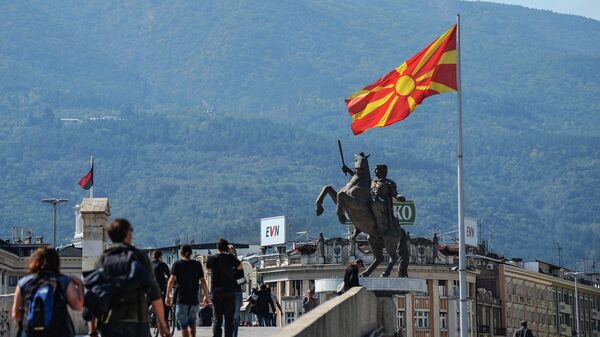 Памятник Воин на коне в столице Северной Македонии городе Скопье, флаг Северной Македонии