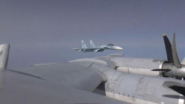 Полет двух российских бомбардировщиков Ту-95МС над Черным морем  
