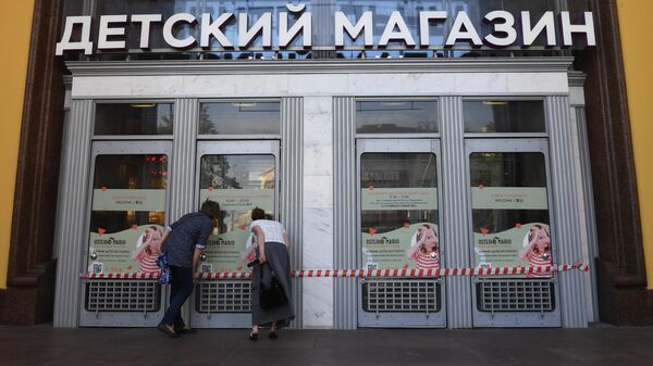 Люди у здания Центрального детского магазина в Москве, закрытого за нарушение профилактических мер