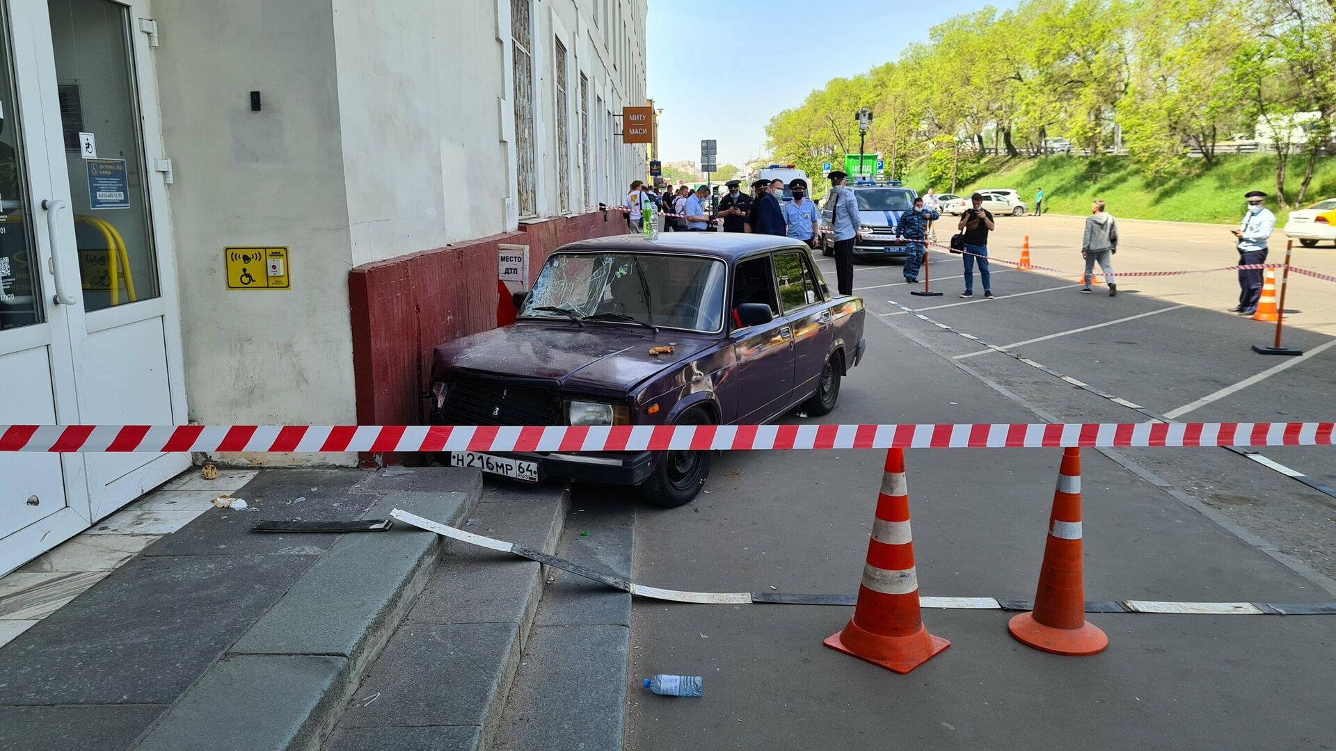 Последствия ДТП на Волгоградском проспекте, где автомобиль ВАЗ выехал на тротуар и сбил пешеходов - РИА Новости, 1920, 18.05.2021