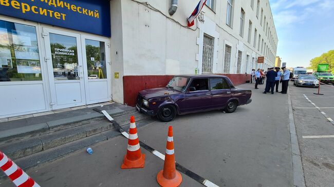 Последствия ДТП на Волгоградском проспекте, где автомобиль ВАЗ выехал на тротуар и сбил пешеходов