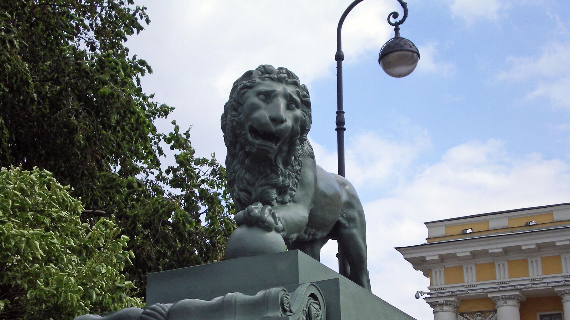 Львы у Адмиралтейства в Санкт-Петербурге