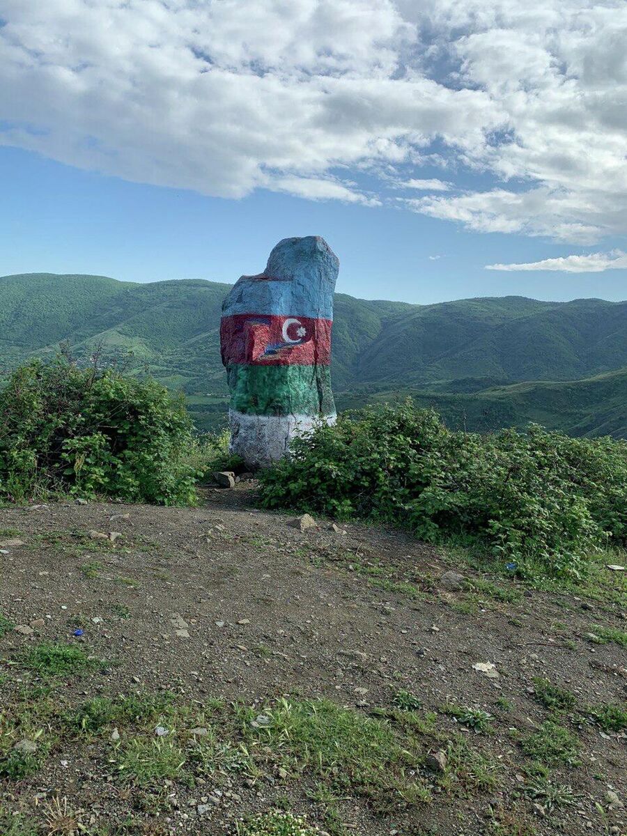 Камень, выкрашенный в цвета азербайджанского флага