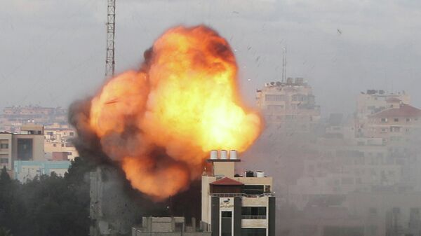 Израильский авиаудар по зданию в Газе