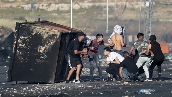 Столкновения между палестинцами и израильскими силами безопасности недалеко от поселения Бейт-Эль в районе Рамаллаха на Западном берегу