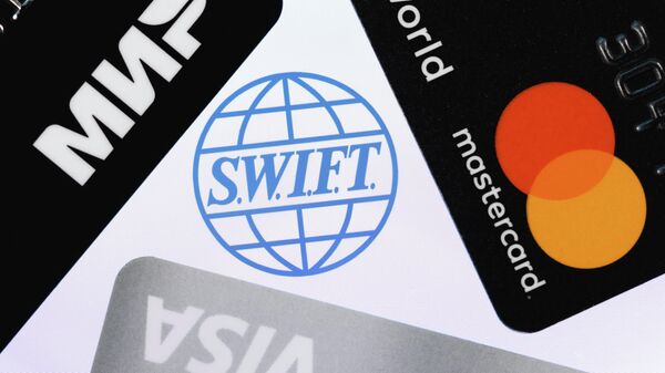 Логотип сети межбанковских телекоммуникаций SWIFT и банковские карты