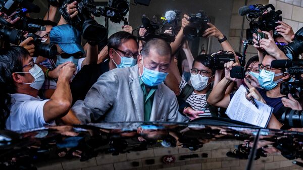 Китайский предприниматель Джимми Лай покидает здание суда в Гонконге