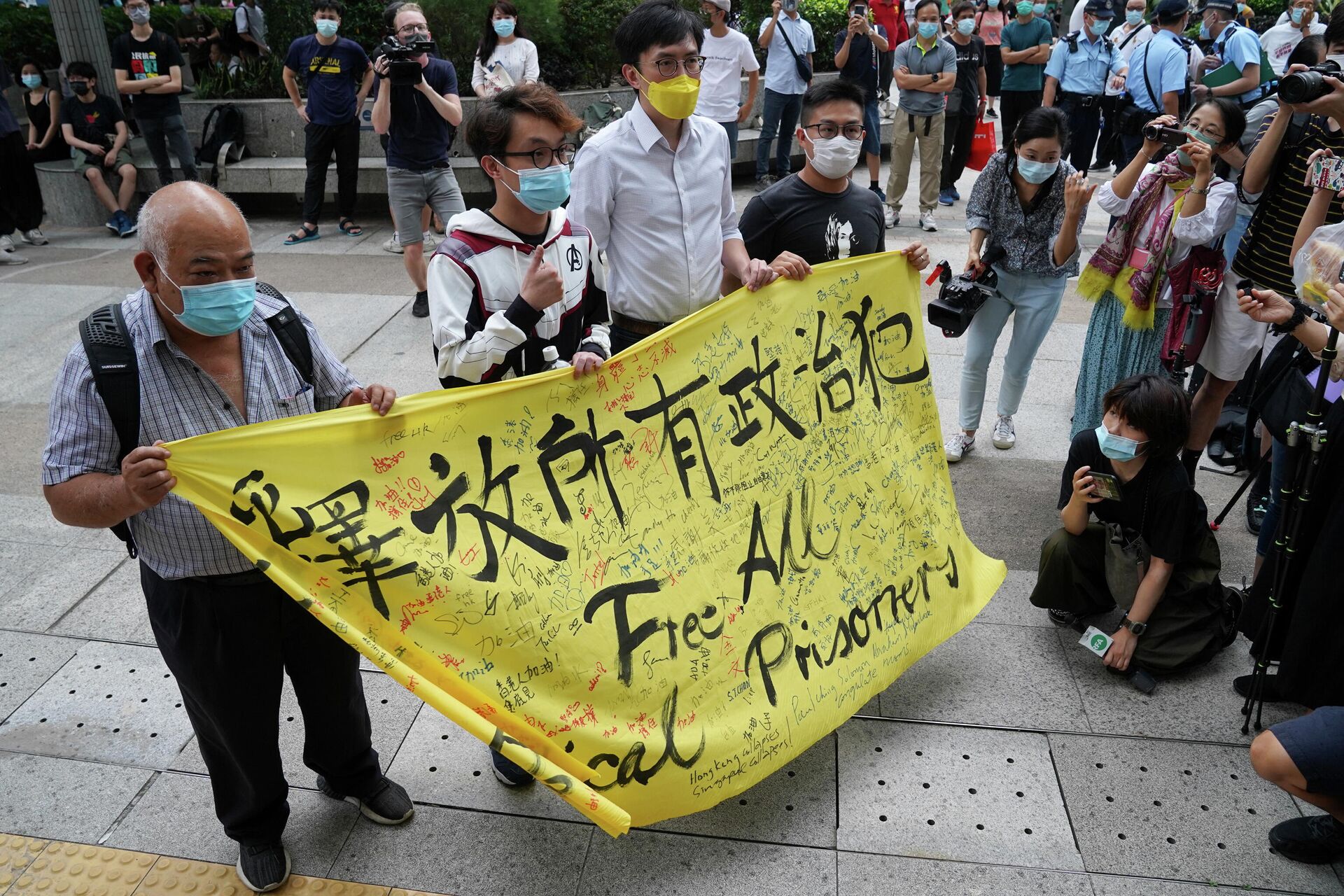 Демократические активисты перед зданием суда в Гонконге, где заседание об организации несанкционированных митингов в 2019 году - РИА Новости, 1920, 18.05.2021