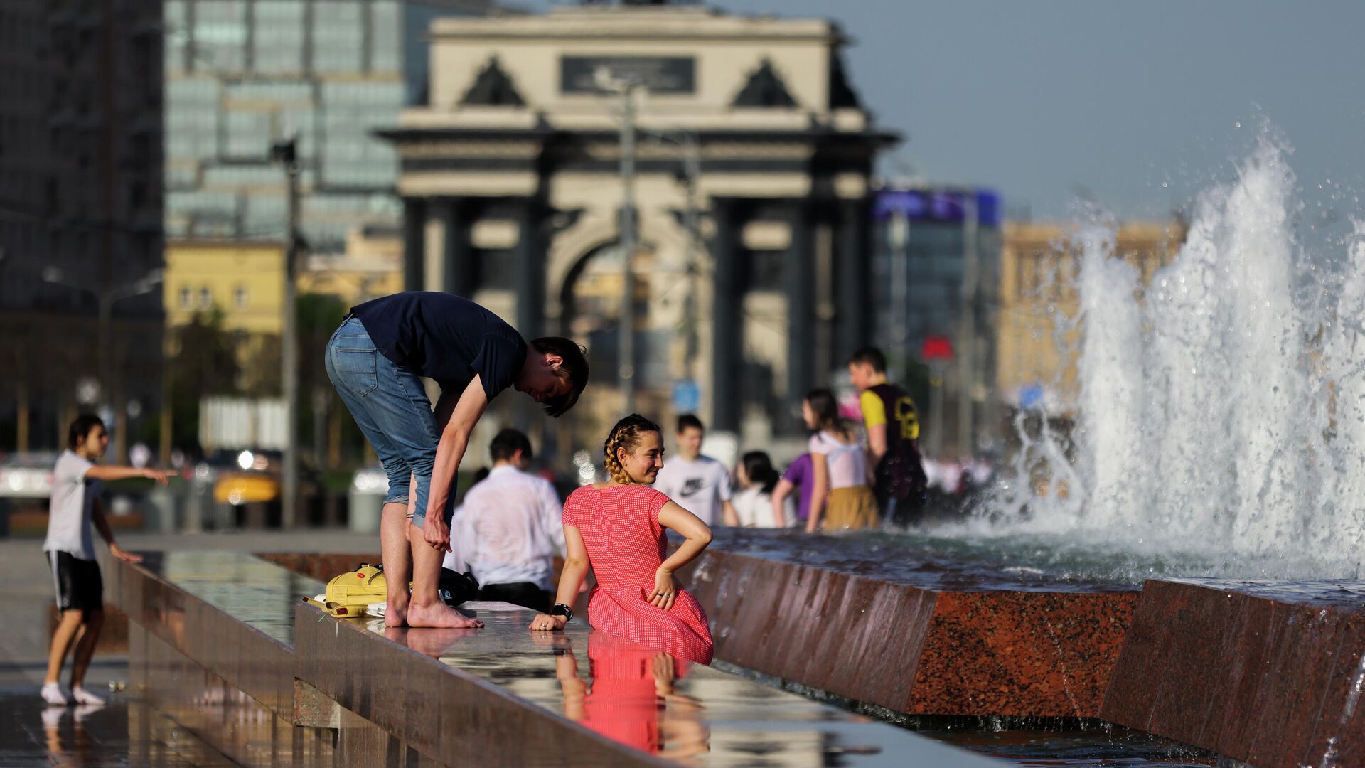 Молодые люди у фонтана в парке Победы в Москве в жаркую погоду - РИА Новости, 1920, 31.08.2021