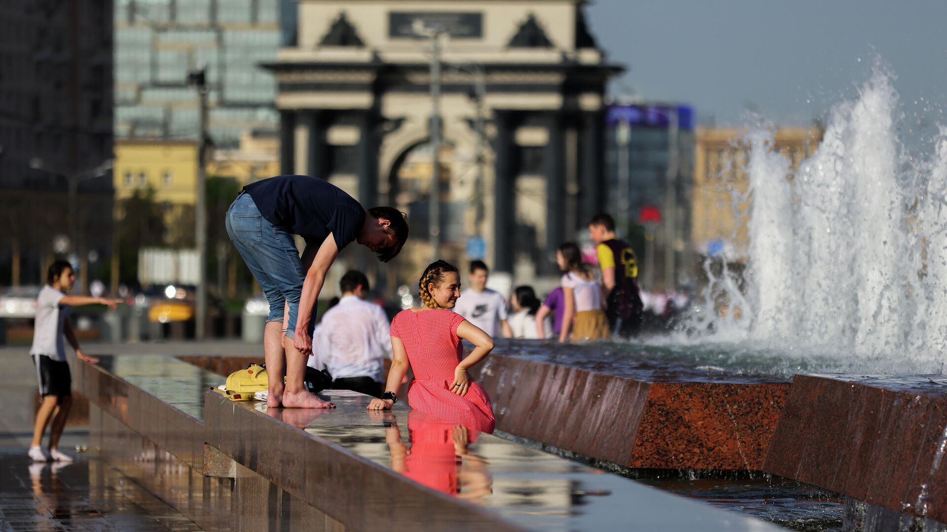 Молодые люди у фонтана в парке Победы в Москве в жаркую погоду - РИА Новости, 1920, 01.06.2021