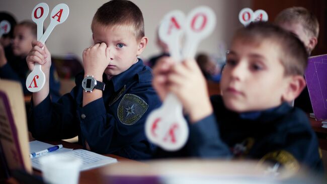 Учащийся 1 А кадетского класса под патронажем МЧС России во время урока в школе №226 в городе Заречном