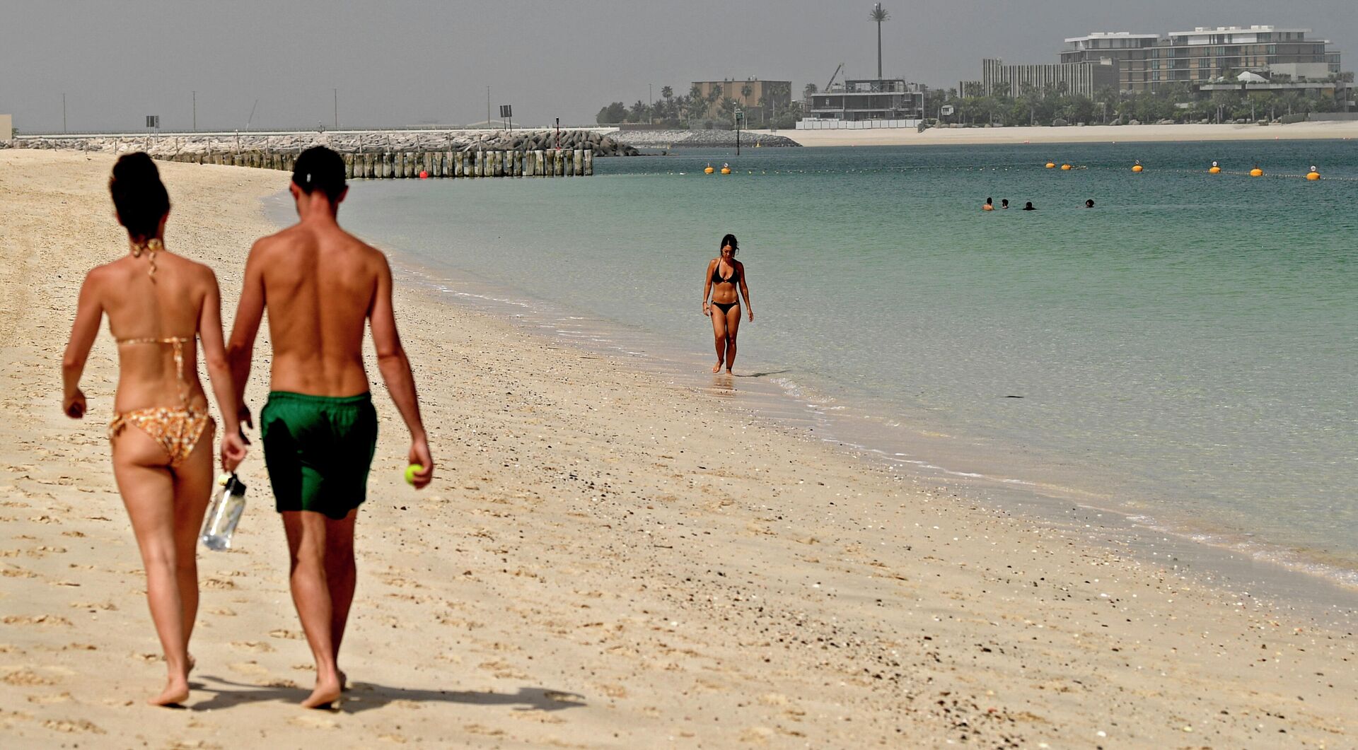 Туристы на пляже в Дубае - РИА Новости, 1920, 19.05.2021