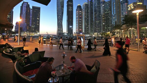 Люди отдыхают в ресторане Дубая
