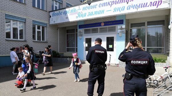 Сотрудники правоохранительных органов у школы №174 в Казани