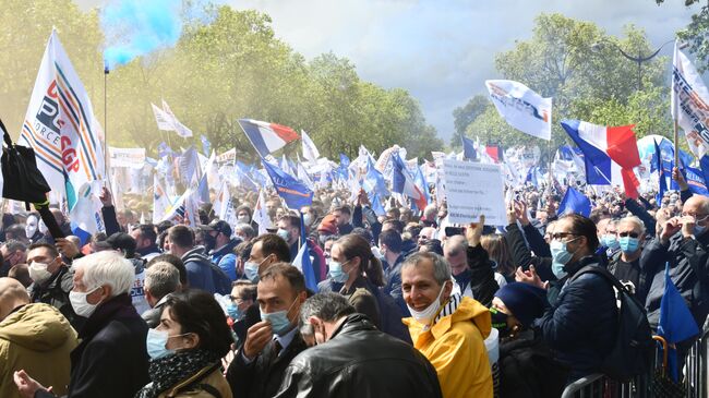 Участники акции протеста полиции в Париже