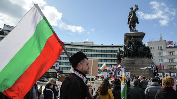 Участники мероприятий, посвящённых празднованию 140-летия освобождения Болгарии от османского ига, у памятника царю-освободителю Александру II в Софии