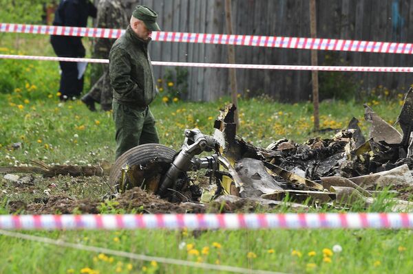 Фрагменты военно-учебного самолета Як-130 белорусских ВВС, потерпевшего крушение в городе Барановичи